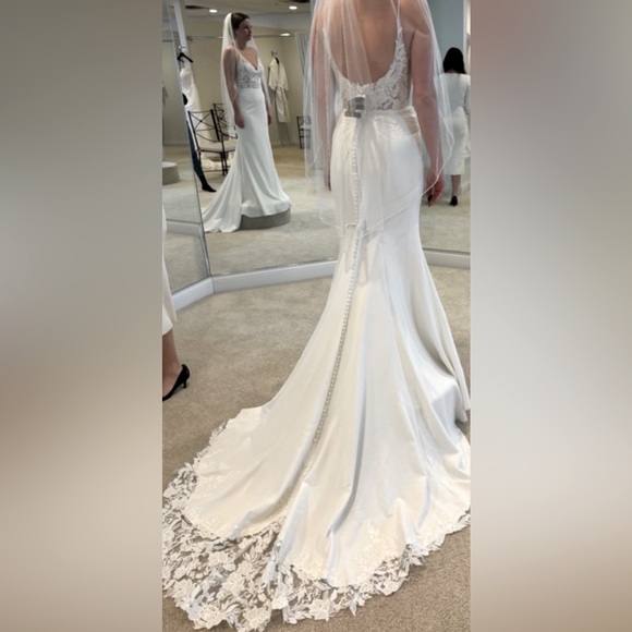 **NWT** Crepe Wedding Dress - size 8 - Light ivory/White - Lace bodice - Picture 2 of 2